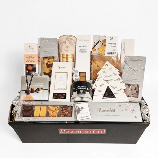 Overdådig vinterkurv med danske lækkerier. Her er især chokolade fra Summerbird, men også karameller, lakrids og småkager. 
