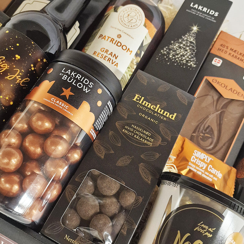 Overdådig julekurv med lækkerier, rødvin, rom og juleøl