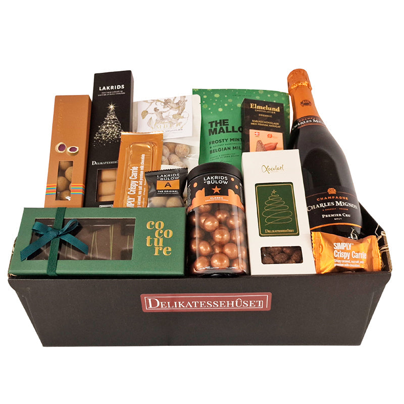 Overdådig gavekurv julekurv med champagne, marcipan, lakrids og chokolade