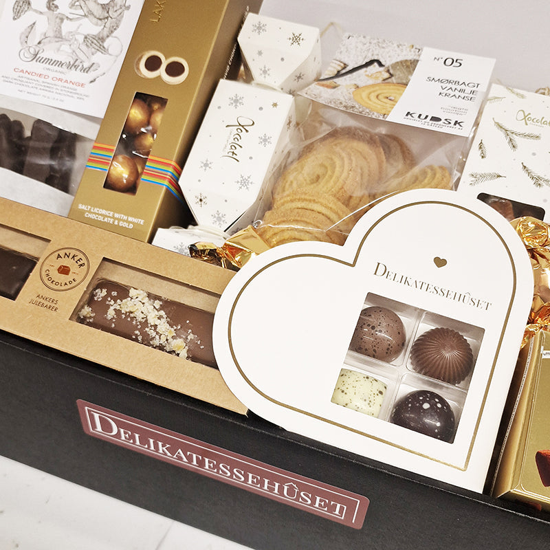 Stor julekurv med chokolade, lakrids og lækkerier