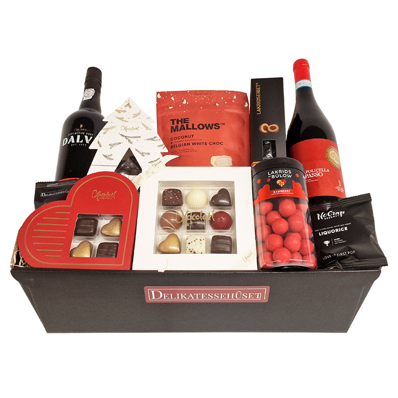 Julekurv med masser danske lækkerier, rødvin og portvin