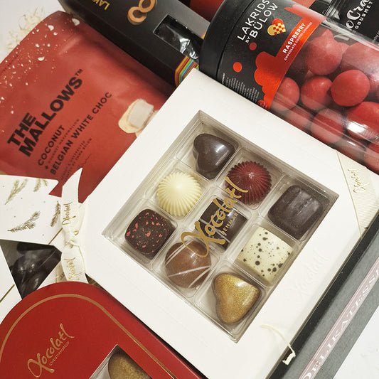 Julekurv med masser danske lækkerier, rødvin og portvin