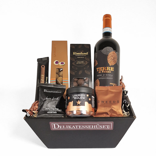 Smuk julekurv i gyldne farver med bülow, vin og lækkerier