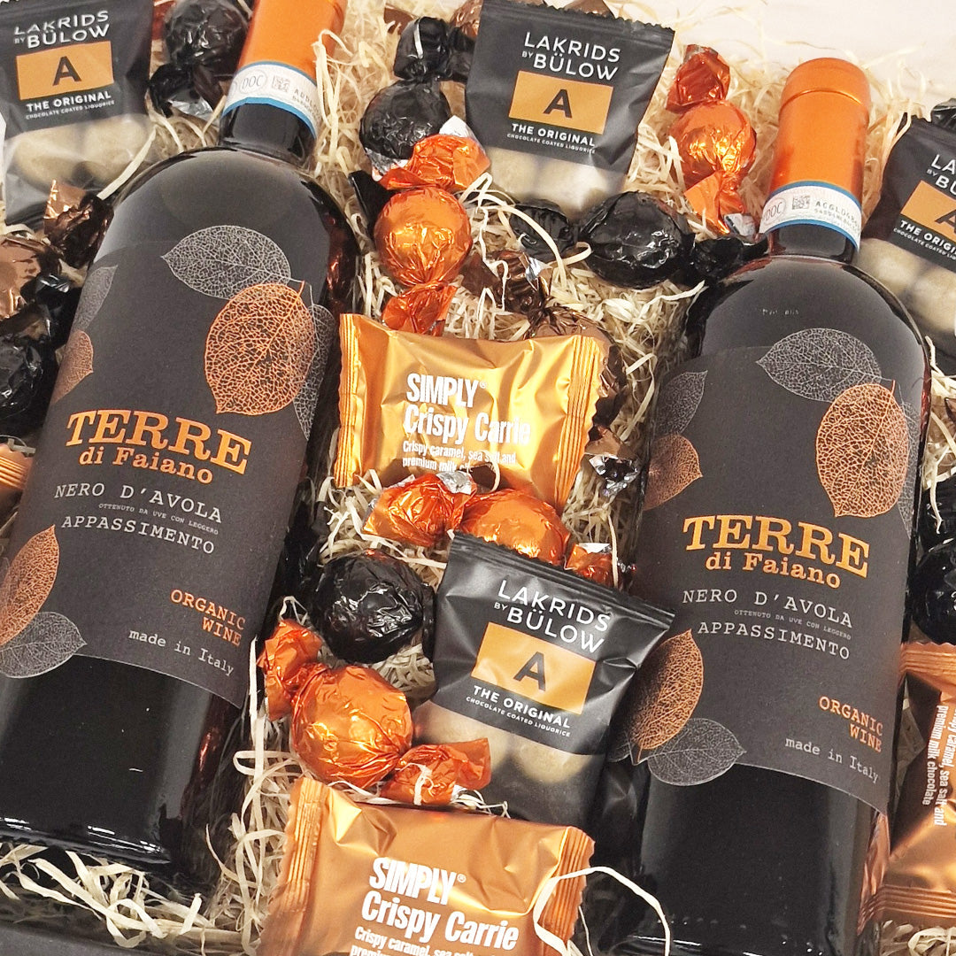 Gavekurv - med to flasker italiensk rødvin og luksus chokolade