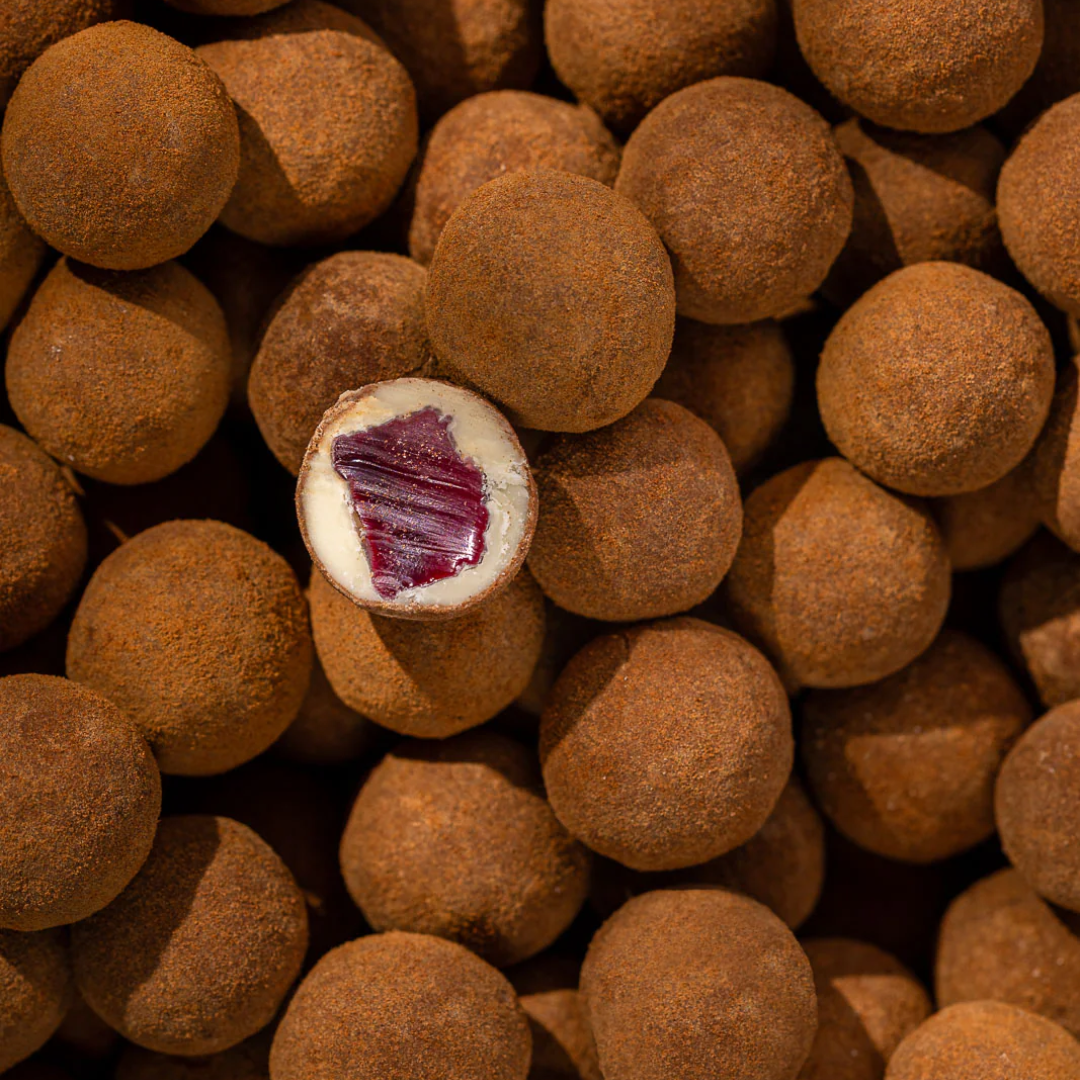 Gelatinefri vingummier lavet med 100% naturligt frugtpulver fra vilde bær er overtrukket af Premium hvid chokolade og rullet i lækker lakridspulver.