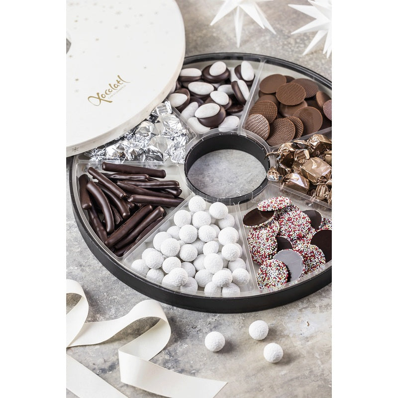 Hvid rund julegaveæske fra Xocolatl med chokolade og sløjfe