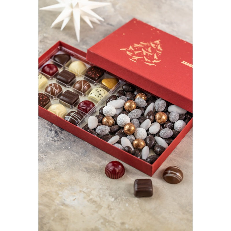 Rød Xocolatl julegaveæske med fyldte chokolader og dragéer